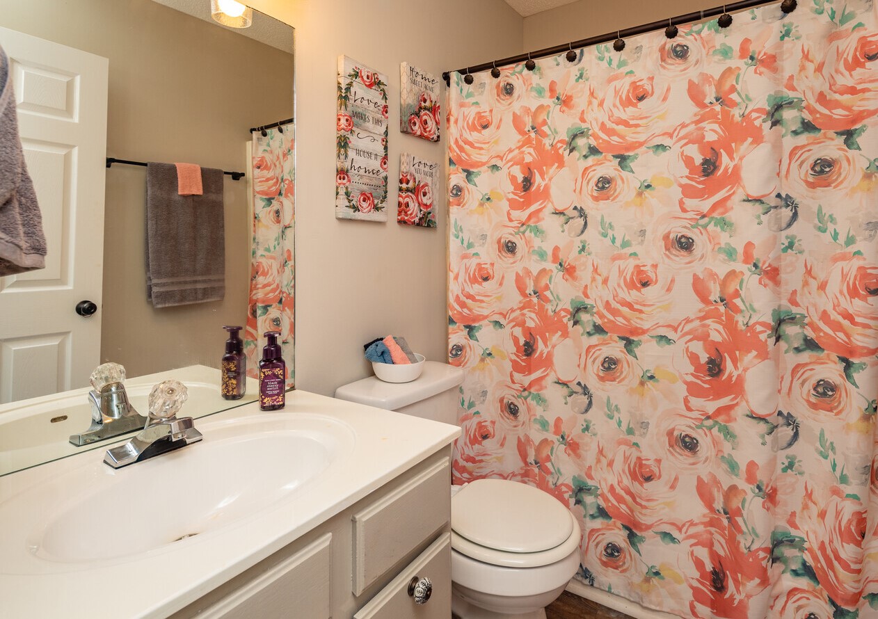 Refined Bathrooms at Admiral Place Apartments in Shelbyville, TN
