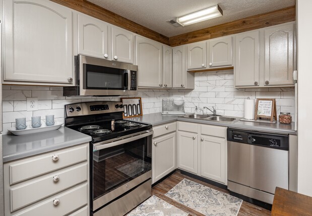 Fully Equipped Kitchen at Admiral Place Apartments in Shelbyville, TN