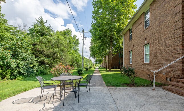 Outdoor Table and Chairs at Admiral Place Apartments in Shelbyville, TN