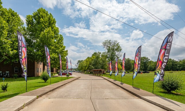 Roadside Welcome Banners at Admiral Place Apartments in Shelbyville, TN