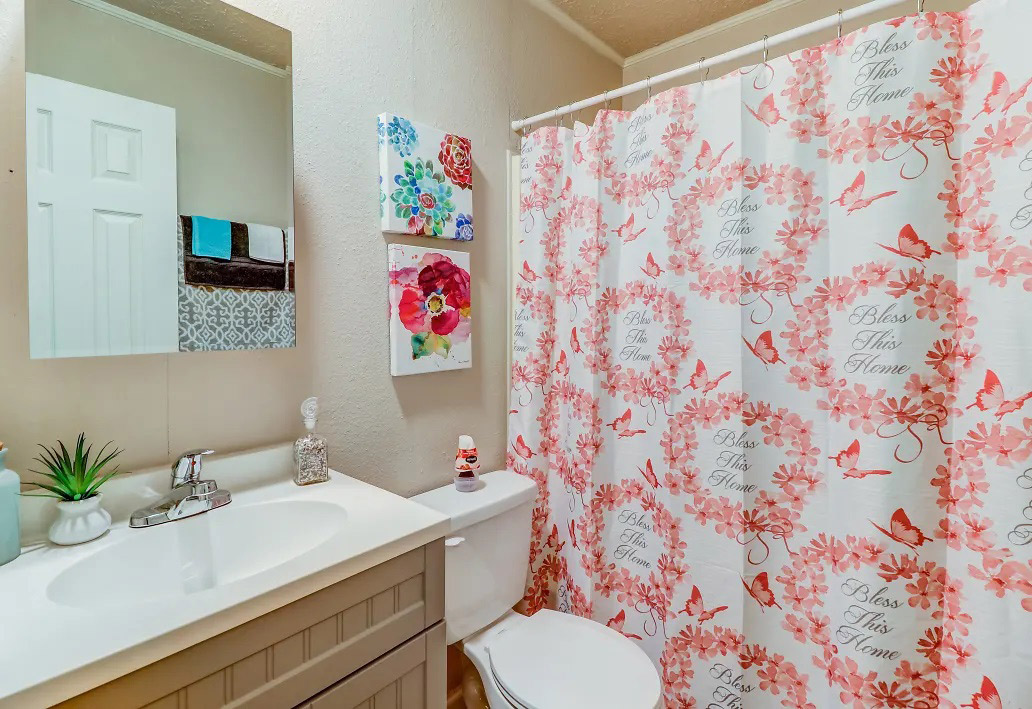 Refined Bathrooms at Aspen Meadow Apartments in Hopkinsville, KY