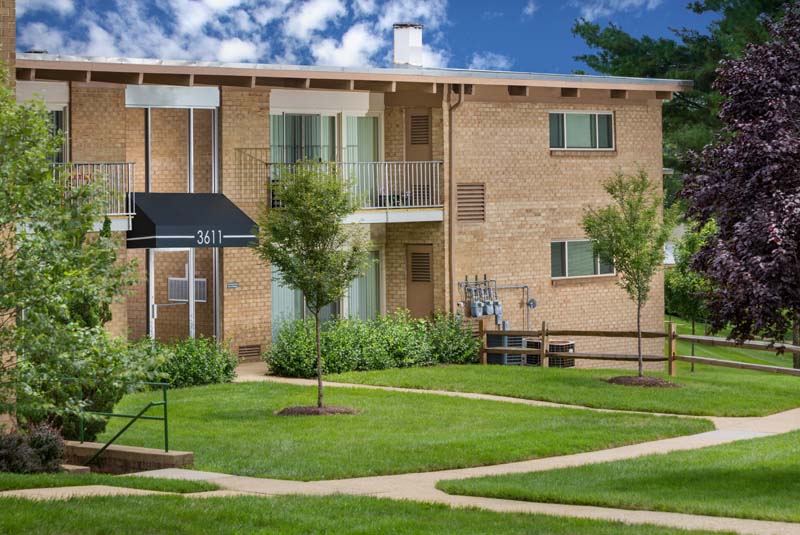 Welcome to Barcroft Plaza Apartments in Falls Church, VA