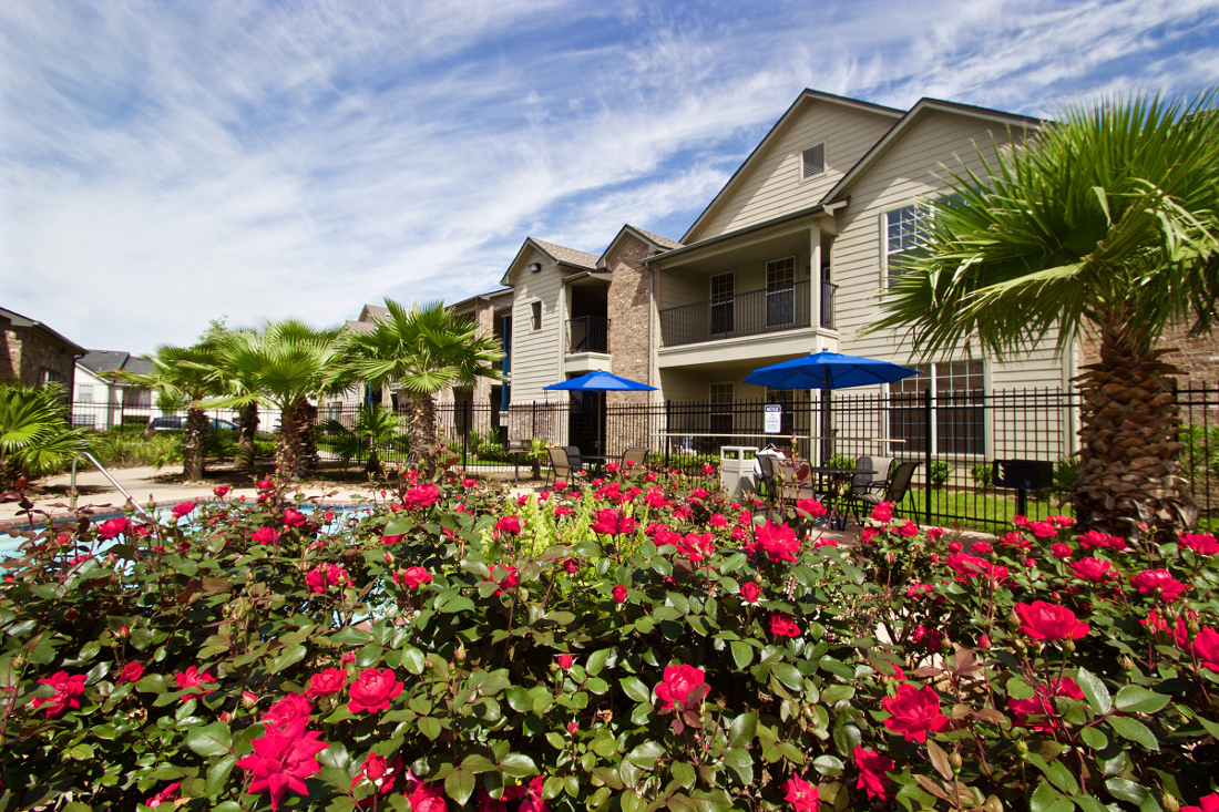 Green Landscape at Beaumont Trace Apartments in Beaumont, TX