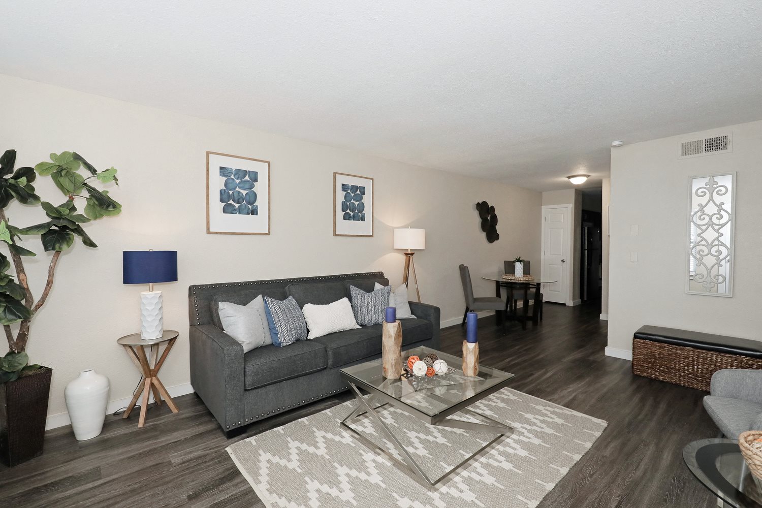 Model Unit Living Room