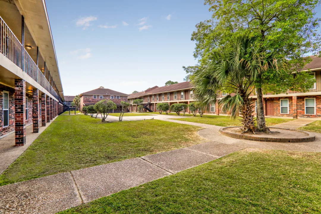 Outdoor Swimming Pool at Broadmoor Plantation Apartments