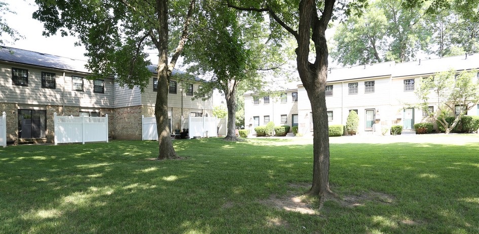 Green Spaces at the Chartwell Townhouse Apartments