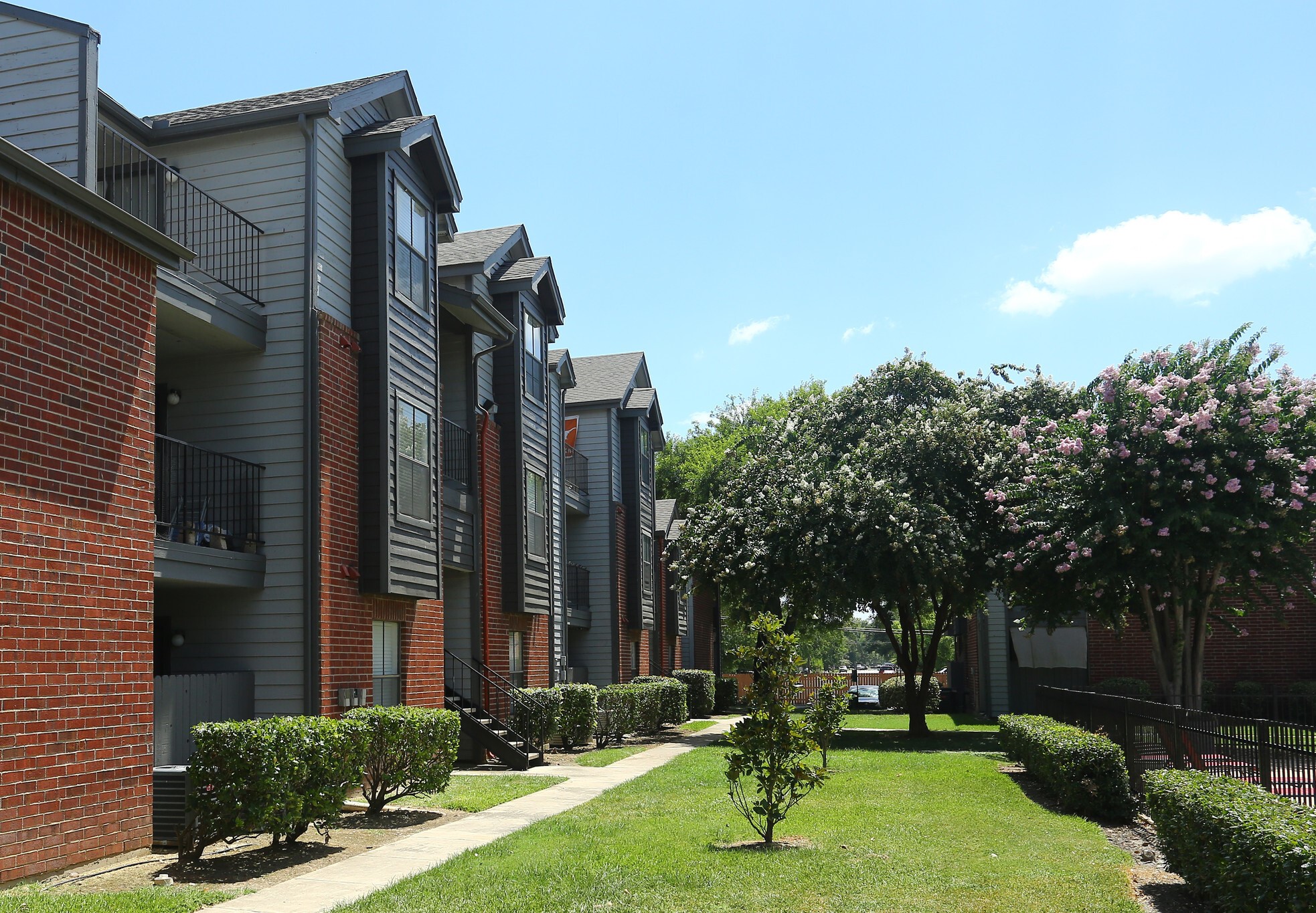 Clarewood Apartments Community Grounds