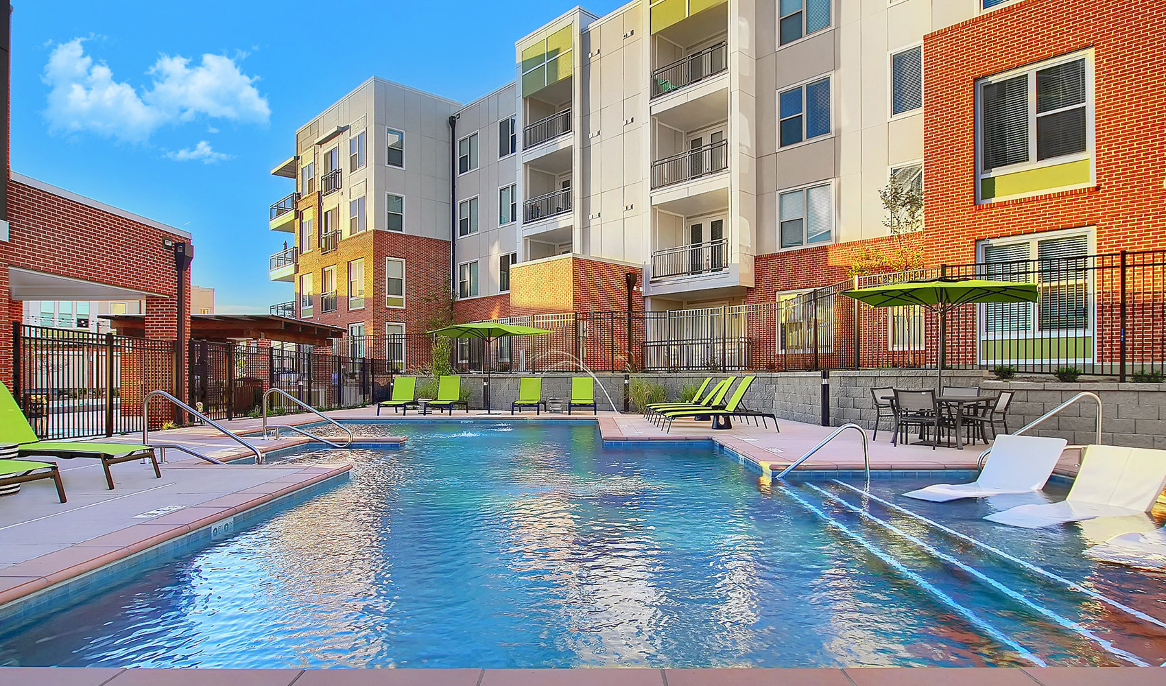 The Vue at Creve Coeur Apartments with Resort-style Swimming Pool