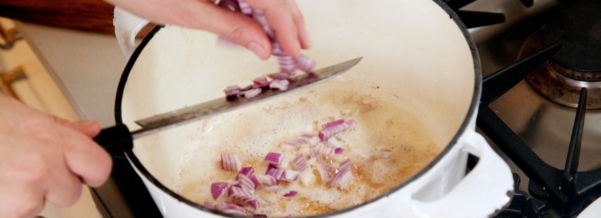 An Easy Step-by-Step Guide to Caramelizing Onions at Home Cover Photo