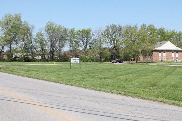 Expansive, Landscaped Grounds at Evergreen Apartments Homes in Hopkinsville, Kentucky 