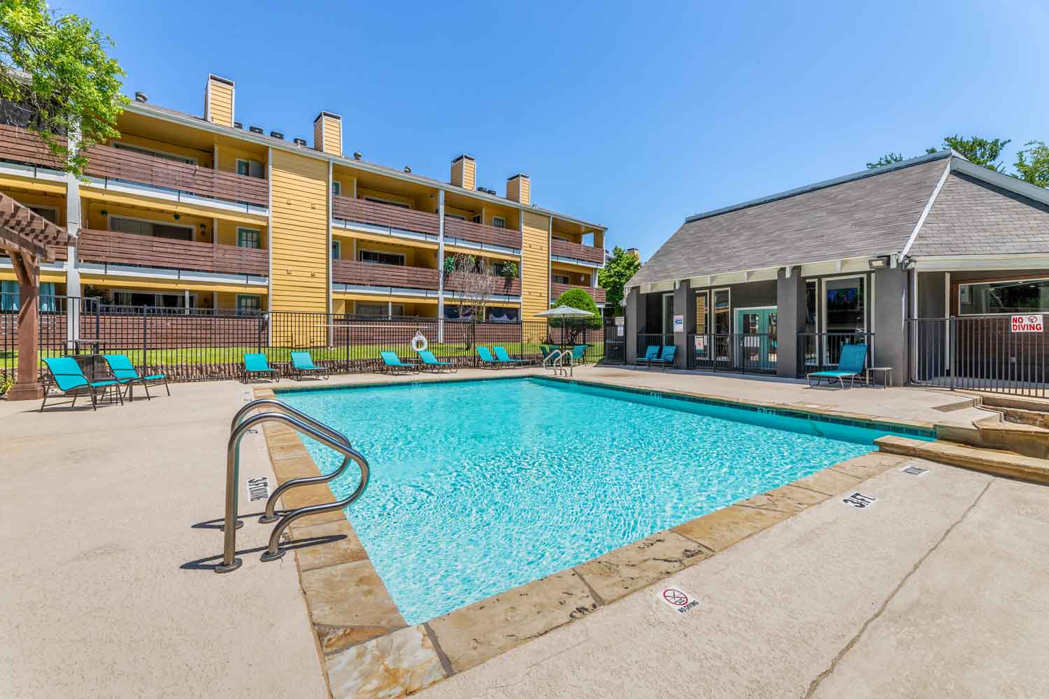 Large Outdoor Pool at Flintridge Apartment Homes in Arlington, TX