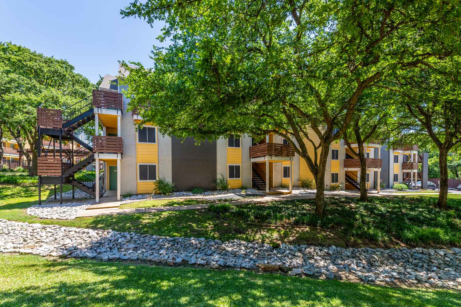 Building Exterior at Flintridge Apartment Homes in Arlington, TX