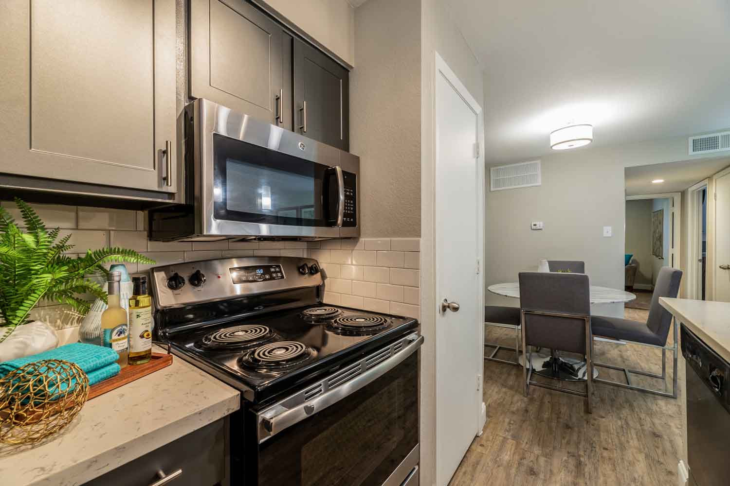 Fully Equipped Kitchen at Flintridge Apartment Homes