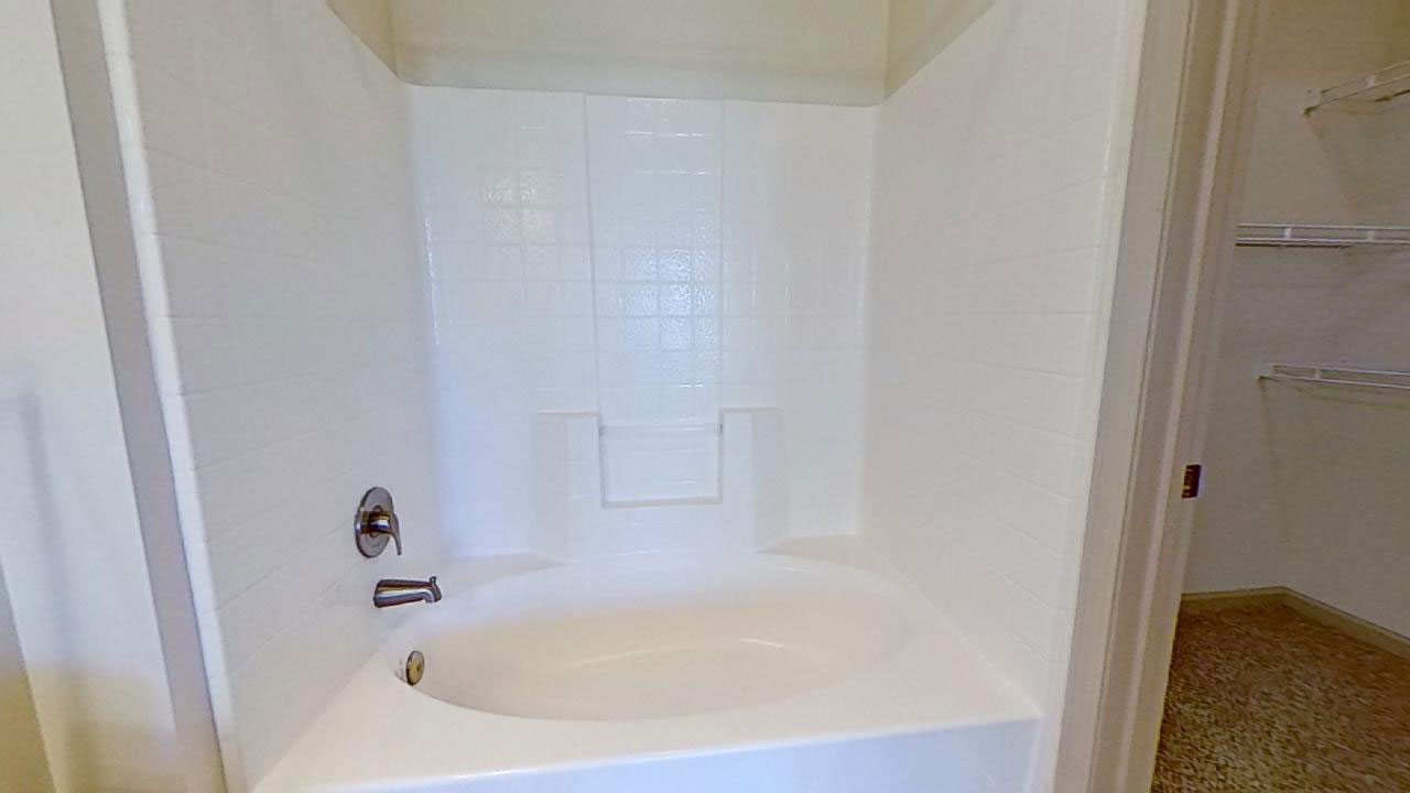 Tub at The Reserve at Fountainview Apartments in Saint Charles, MO