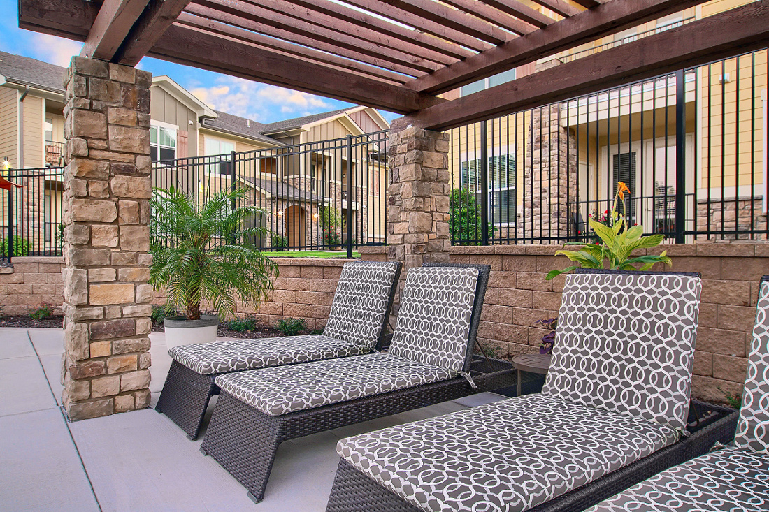 Relaxing Outdoor Lounge at the Reserve at Fountainview Apartments in Saint Charles, MO