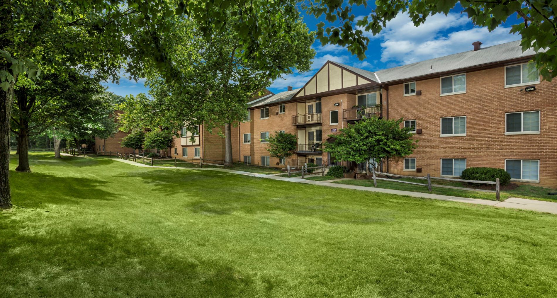 Spacious Green Landscape in Gateway Square Apartments