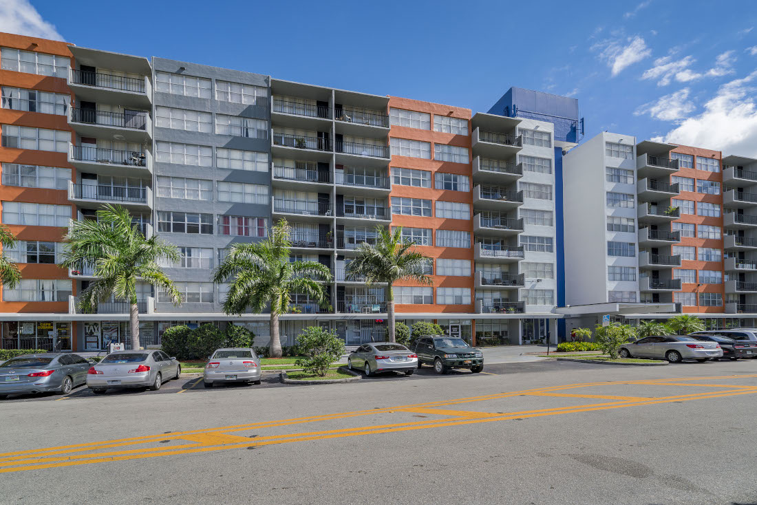 North Miami Beach Apartments at Grand Island Square