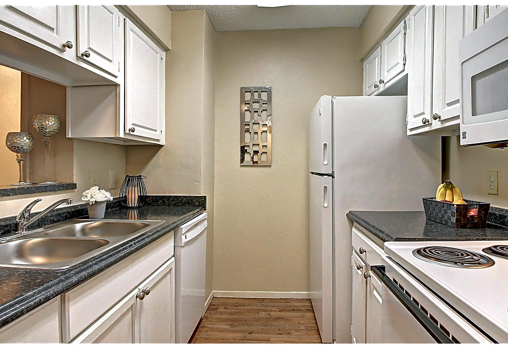 Full Suite of Kitchen Appliances at Harmony Glen Apartments in Tulsa, Oklahoma