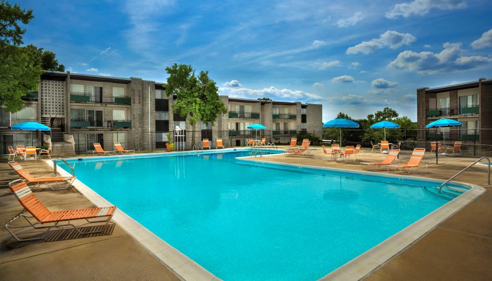 Sparkling Swimming Pool in Heritage Square Apartments 