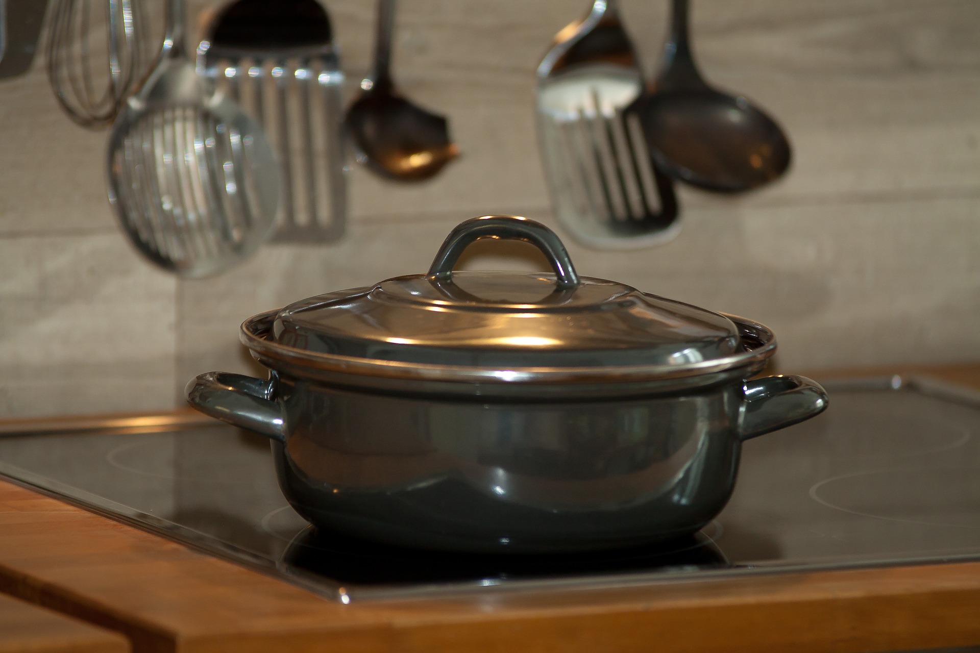 10 Ways to Easily Clean Pots and Pans Cover Photo