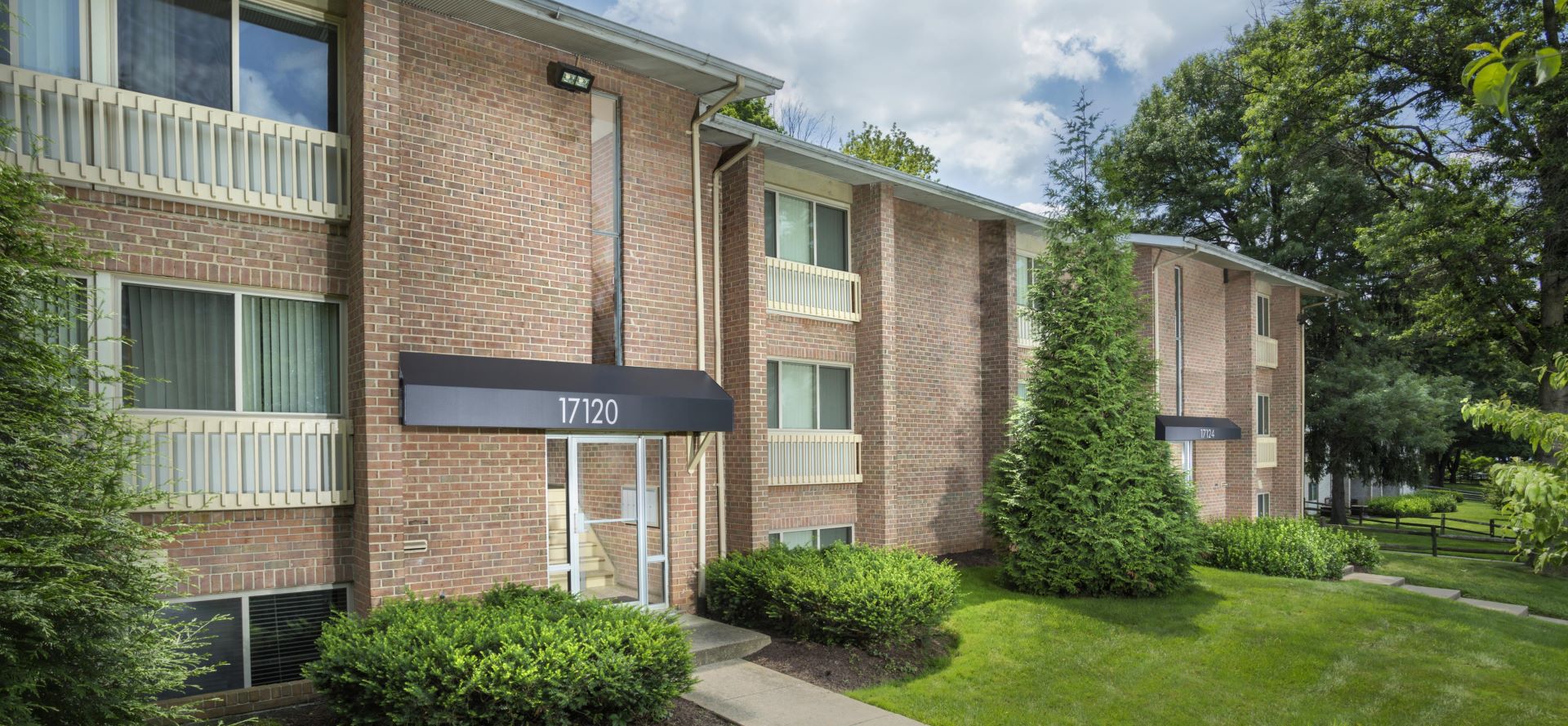 Building Entrance at Londonderry Apartments