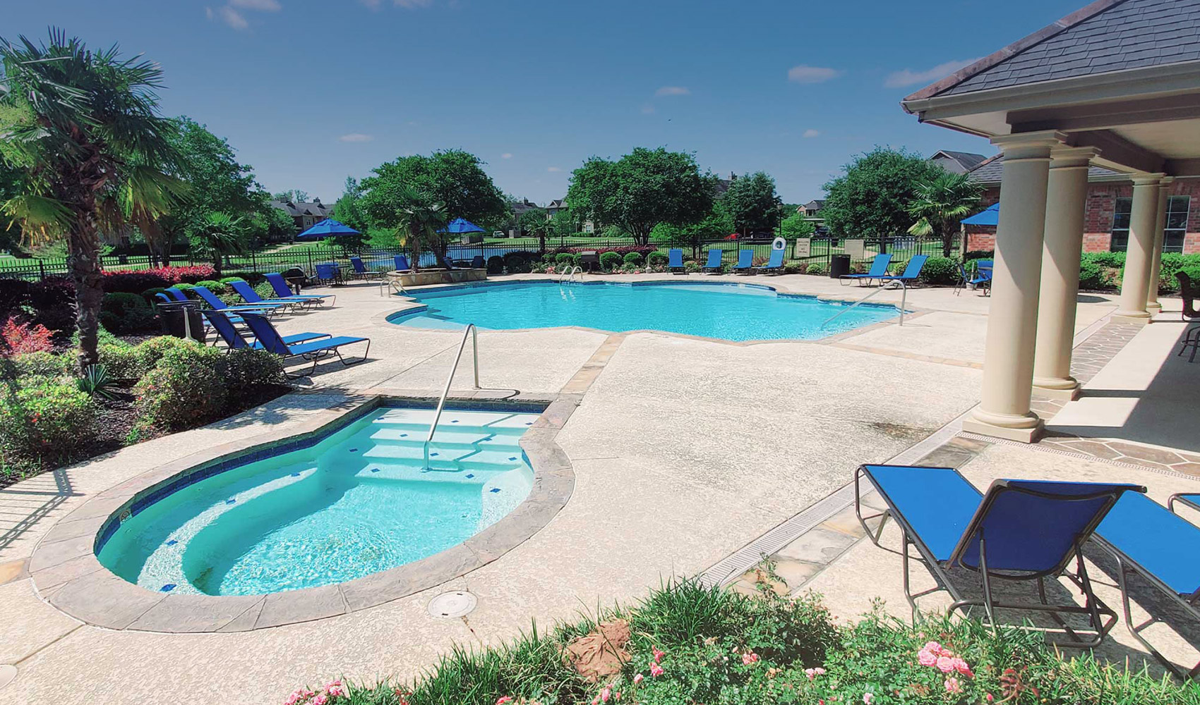 Outdoor Pool & Spa in Magnolia Trace Apartments