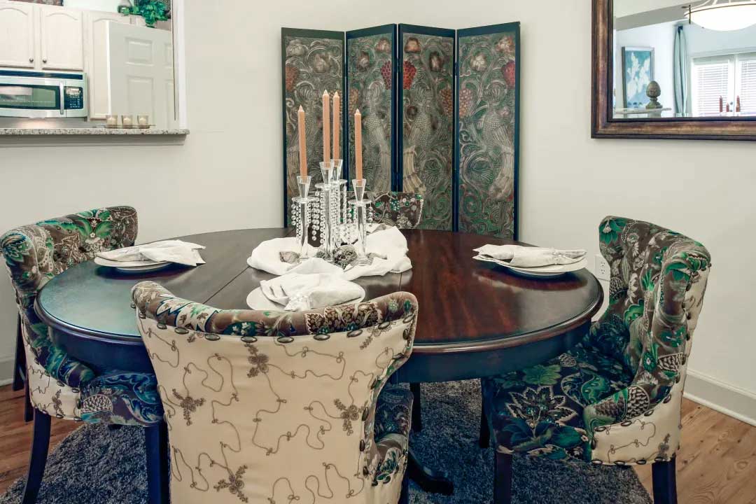 Stylish Dining Sets at Mainstreet at River Ranch Apartments in Lafayette, LA