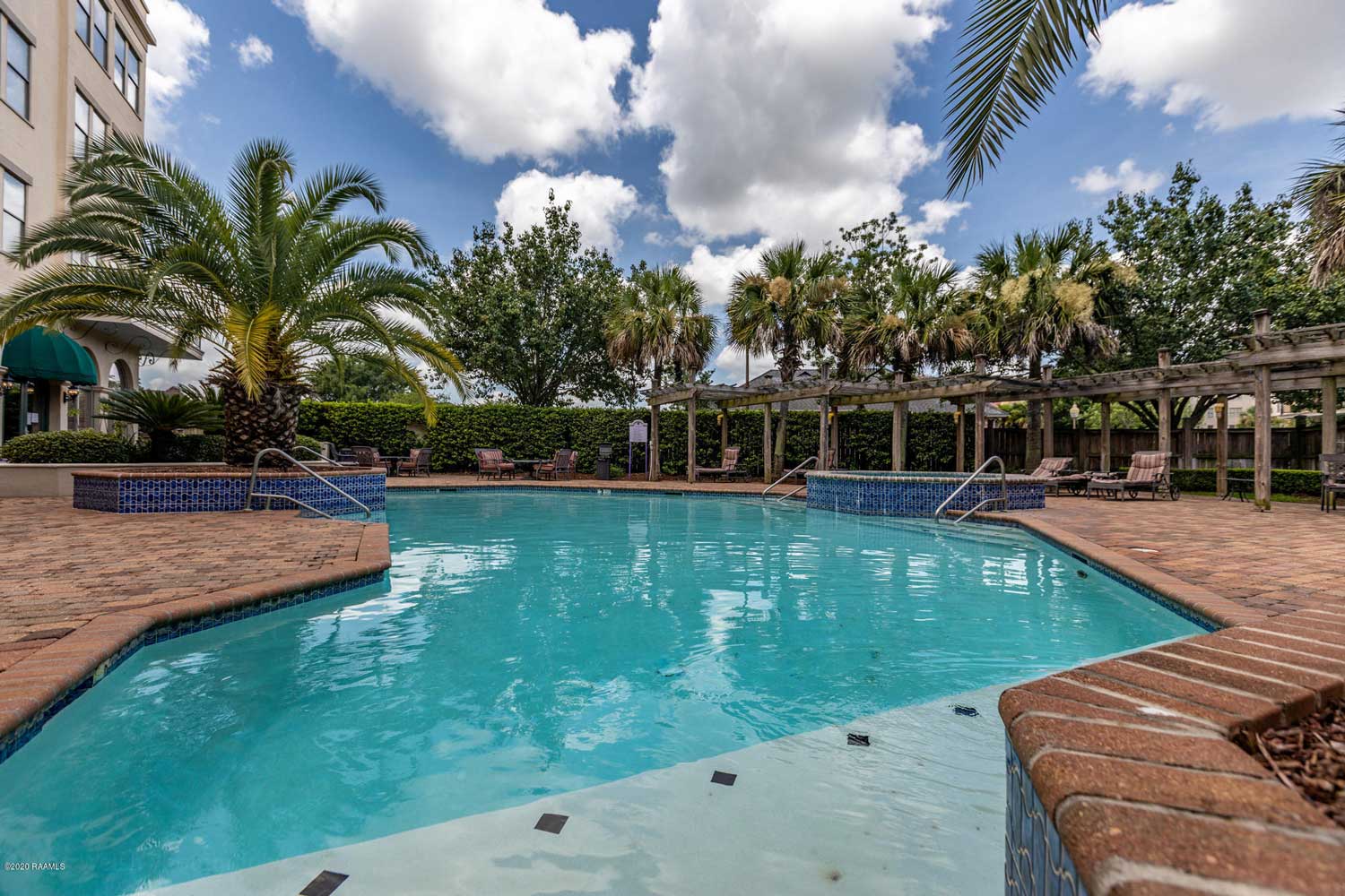 Outdoor Pool With Poolside Sundecks at Mainstreet at River Ranch Apartments in Lafayette, LA