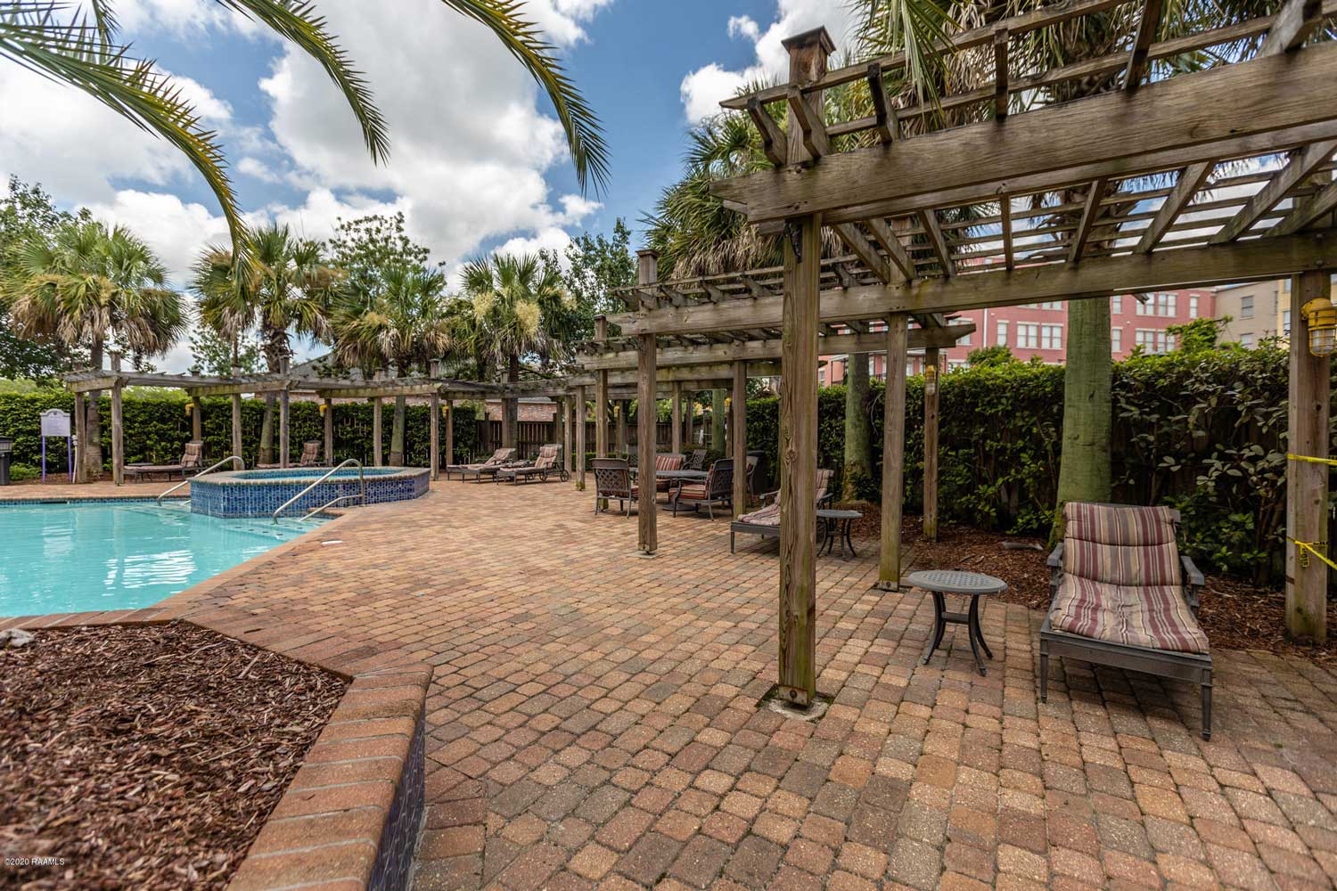 Poolside Outdoor Lounge at Mainstreet at River Ranch Apartments in Lafayette, LA