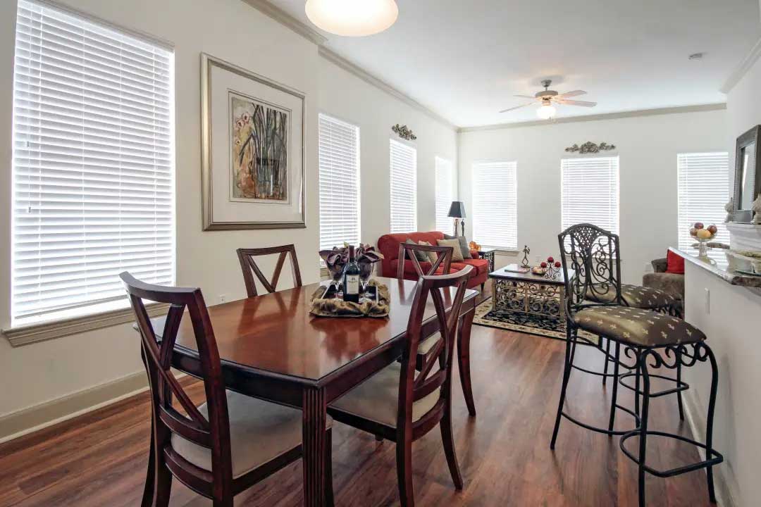Dining Area at Mainstreet at River Ranch Apartments in Lafayette, LA