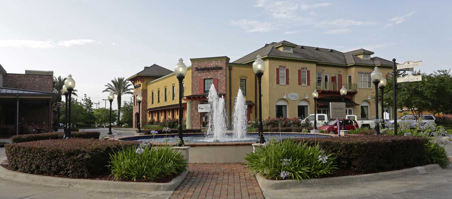 Beautiful Fountain View at Mainstreet at River Ranch Apartments in Lafayette, LA