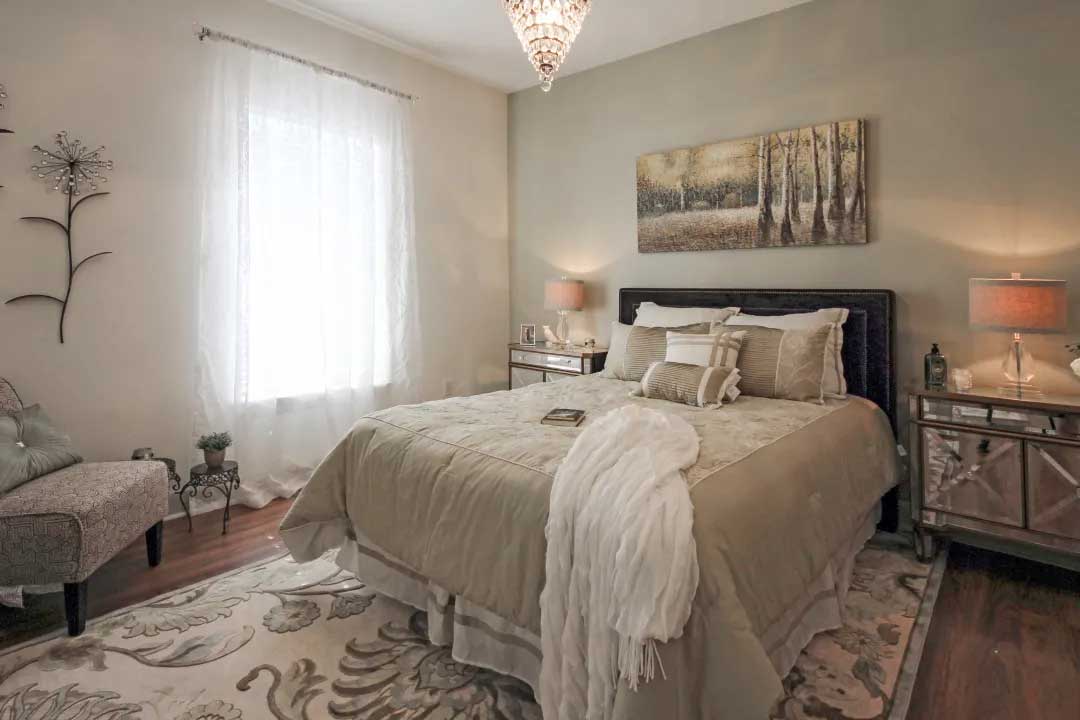 Charming White Bedroom Interiors at River Ranch Apartments 