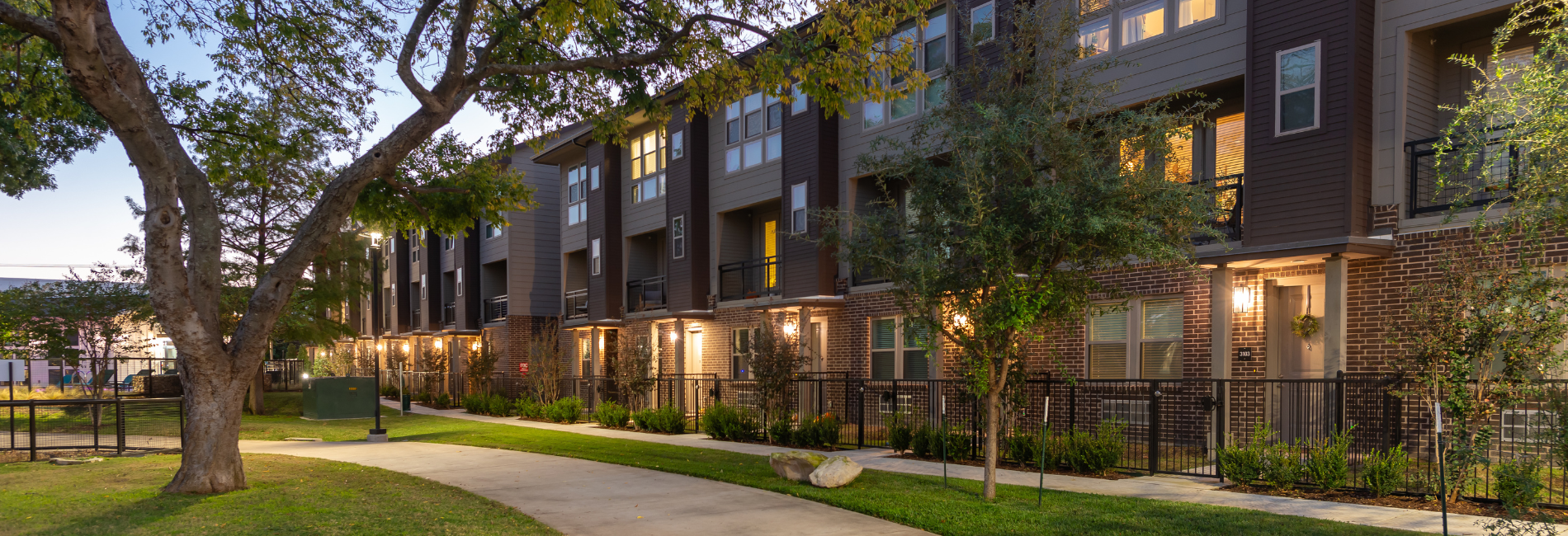 Lakeside Living Townhomes at Midway Row House in North Dallas