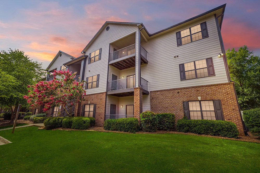 JLL Capital Markets Group Arranges $318.45 Million in Financing for Six-Property Multifamily Housing Portfolio Totaling 1,494-Units