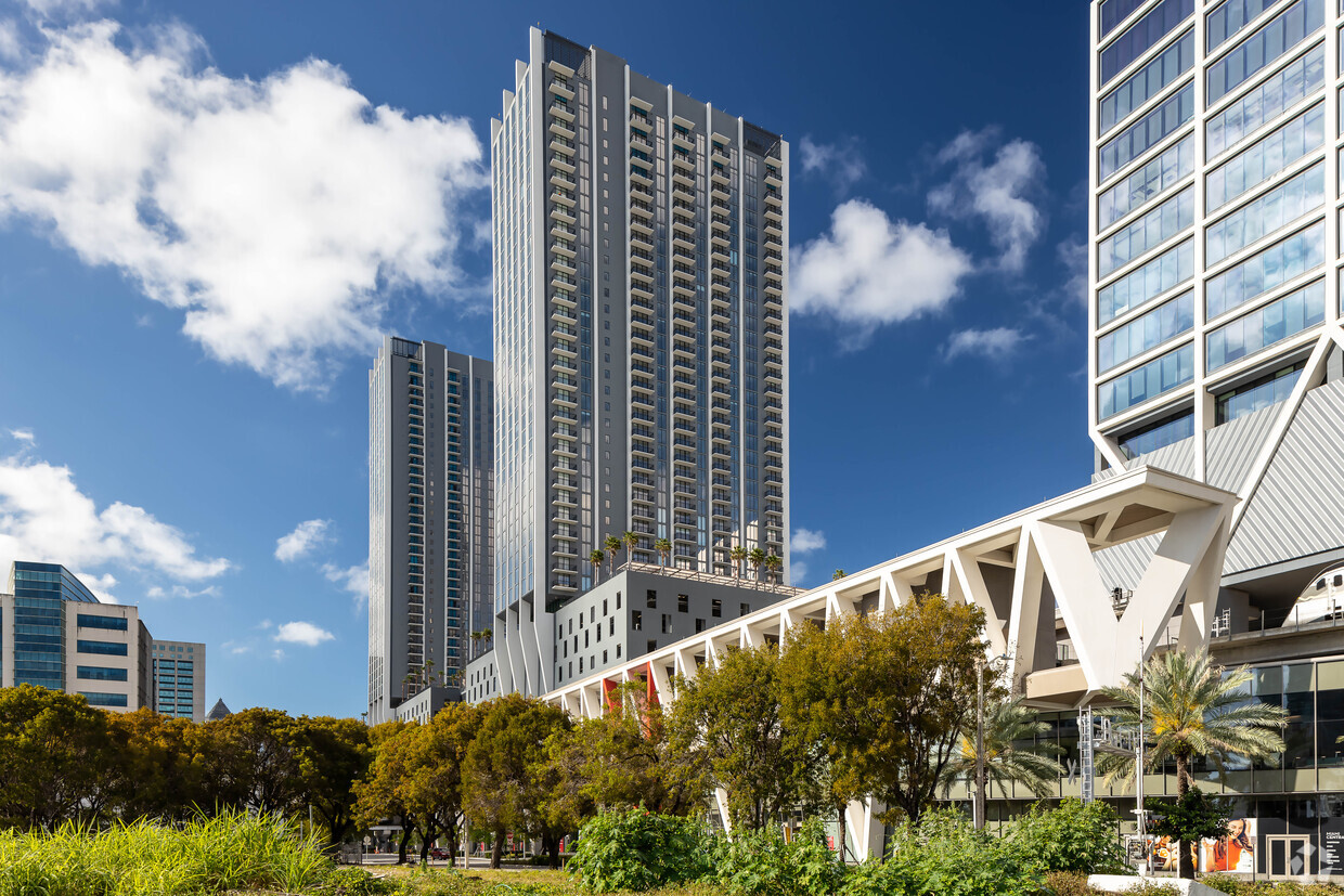 Harbor Group International Acquires Iconic 816-Unit ParkLine Miami Luxury Highrise Apartment Community in Downtown Miami 