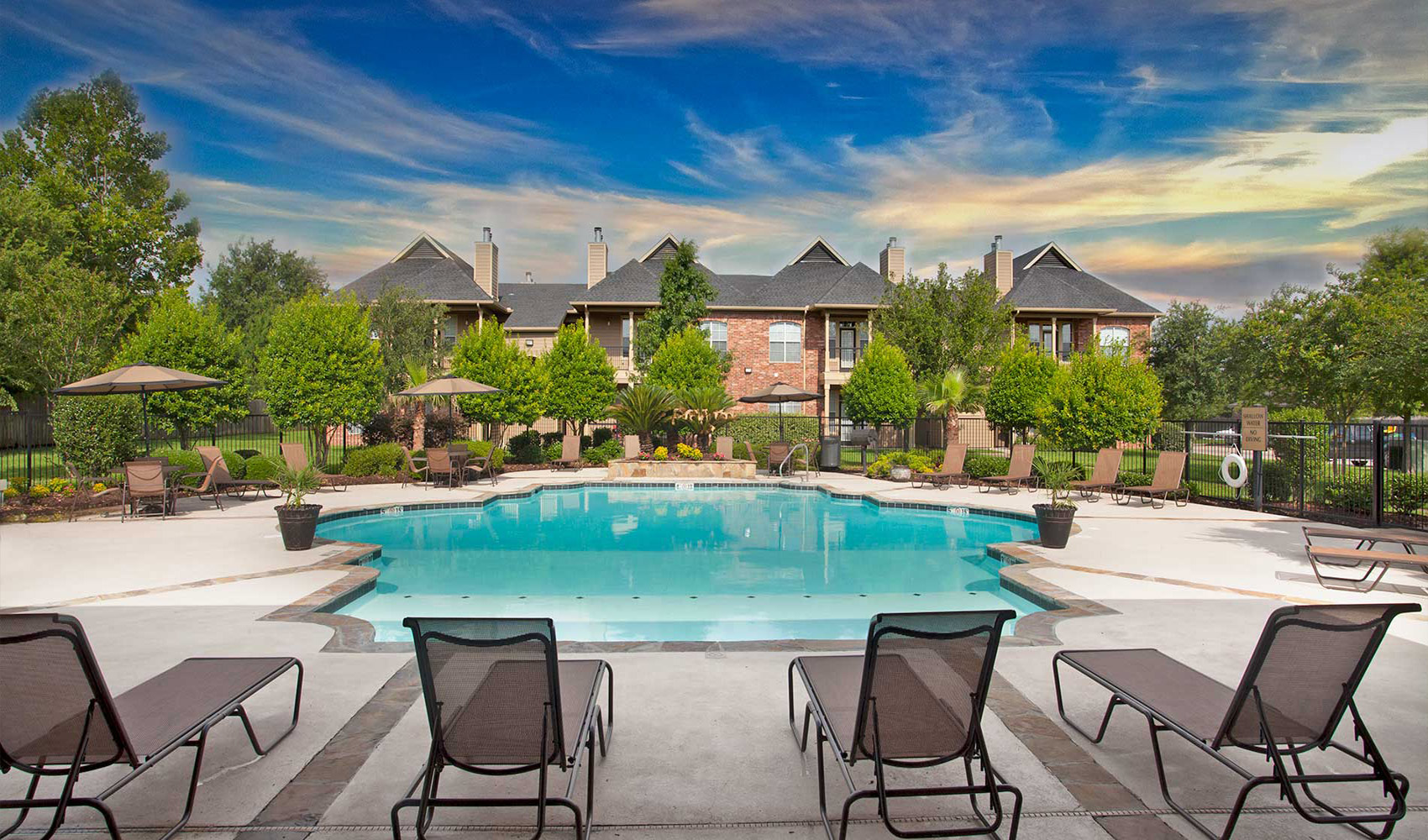 Nelson Pointe Apartment Homes with Luxury Swimming Pool
