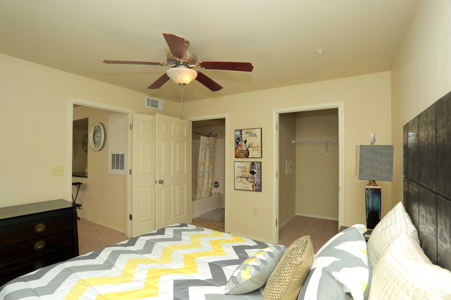 Large Bedroom W/ Closet at the Oakmont Apartment Homes in Catoosa, OK