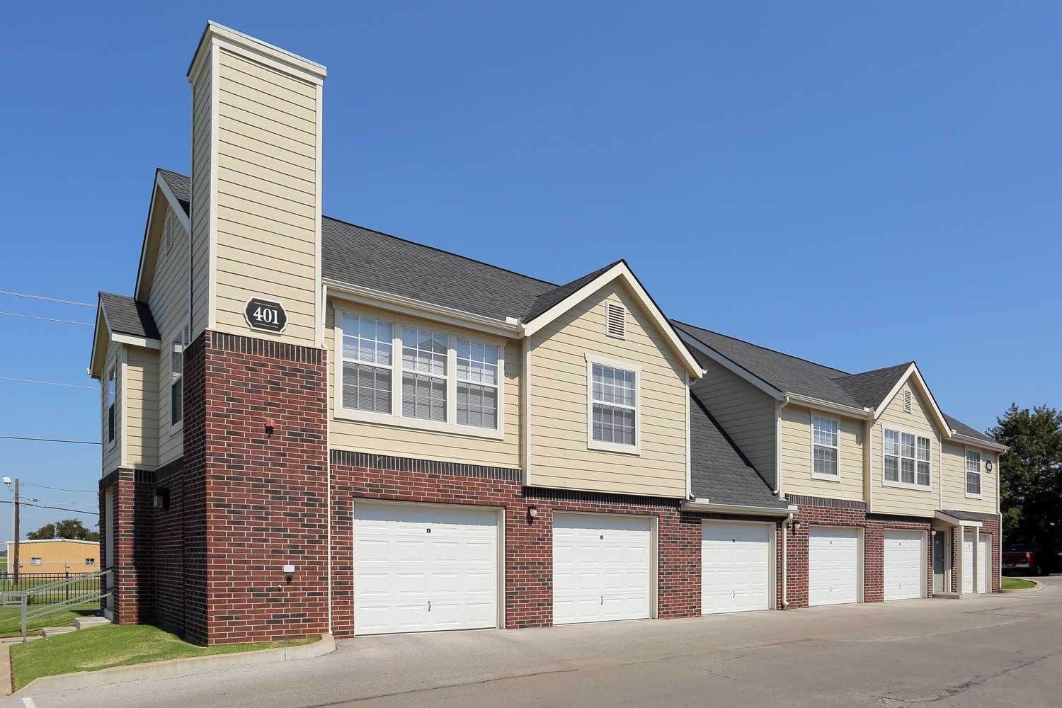 Attached and Detached Garages at the Oakmont Apartment Homes