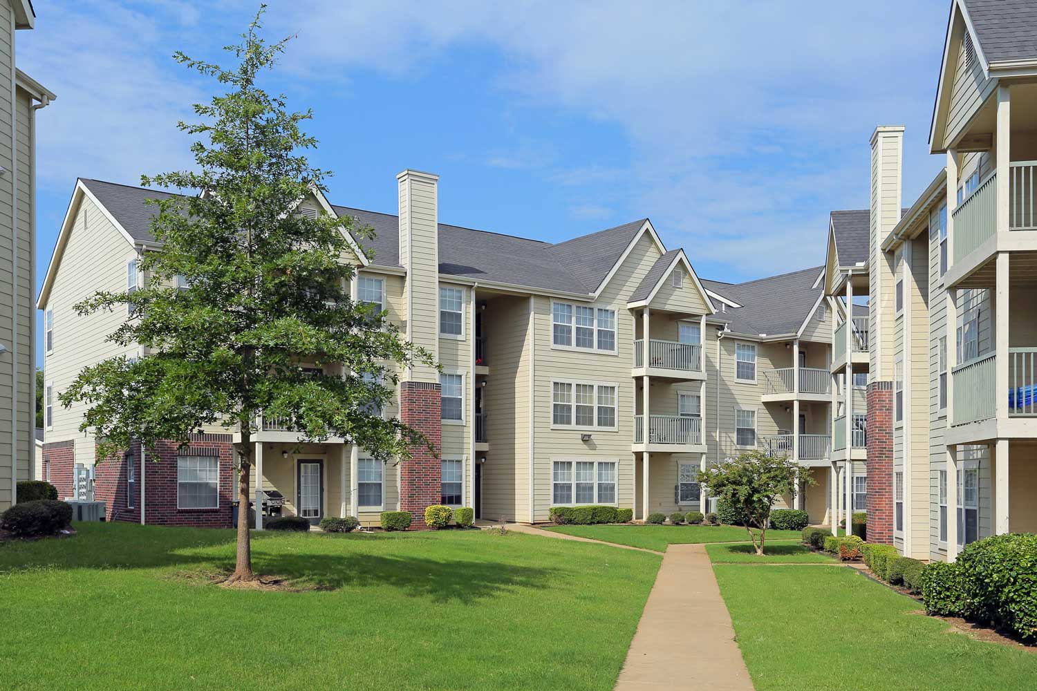 Upscale Apartments For Rent at the Oakmont Apartment Homes