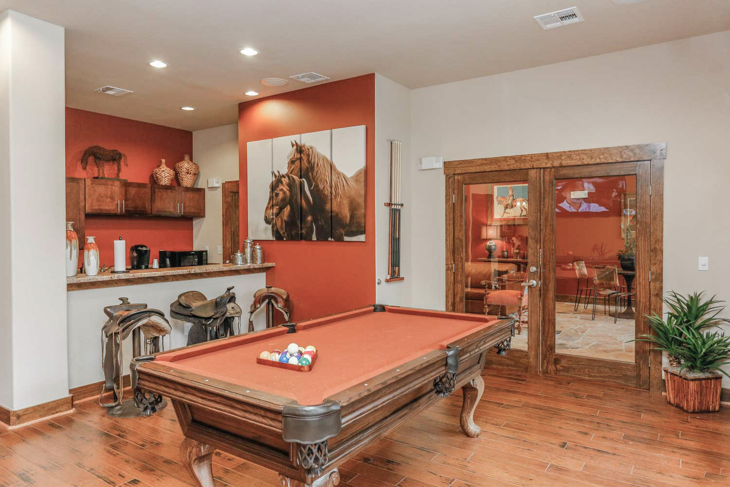 Amazing Entertainment Amenities at Oxford at the Ranch Apartments in Waller, Texas