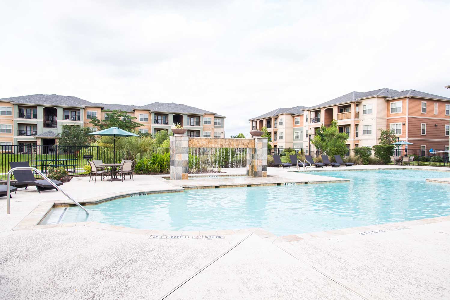 Resort-style Swimming Pool in Oxford at Country Club