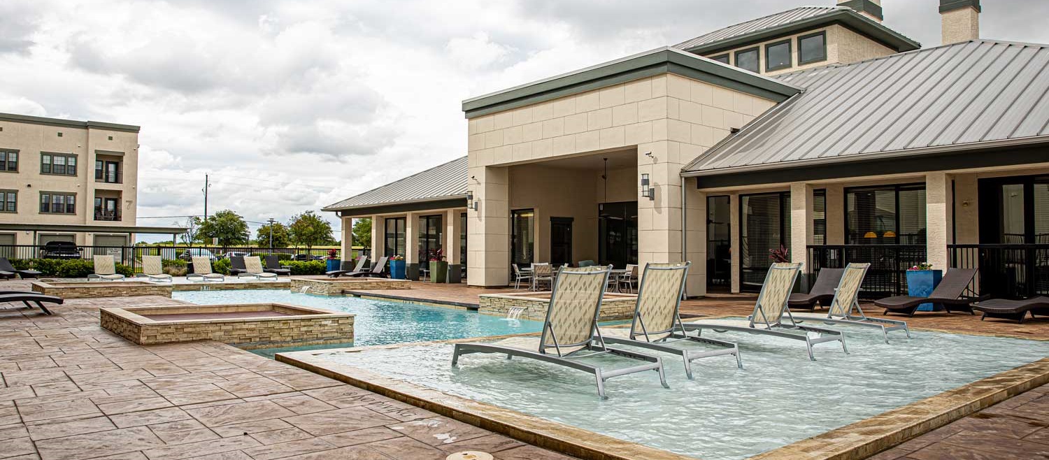 Oxford at Crossroads Centre Apartments with Luxury Swimming Pool