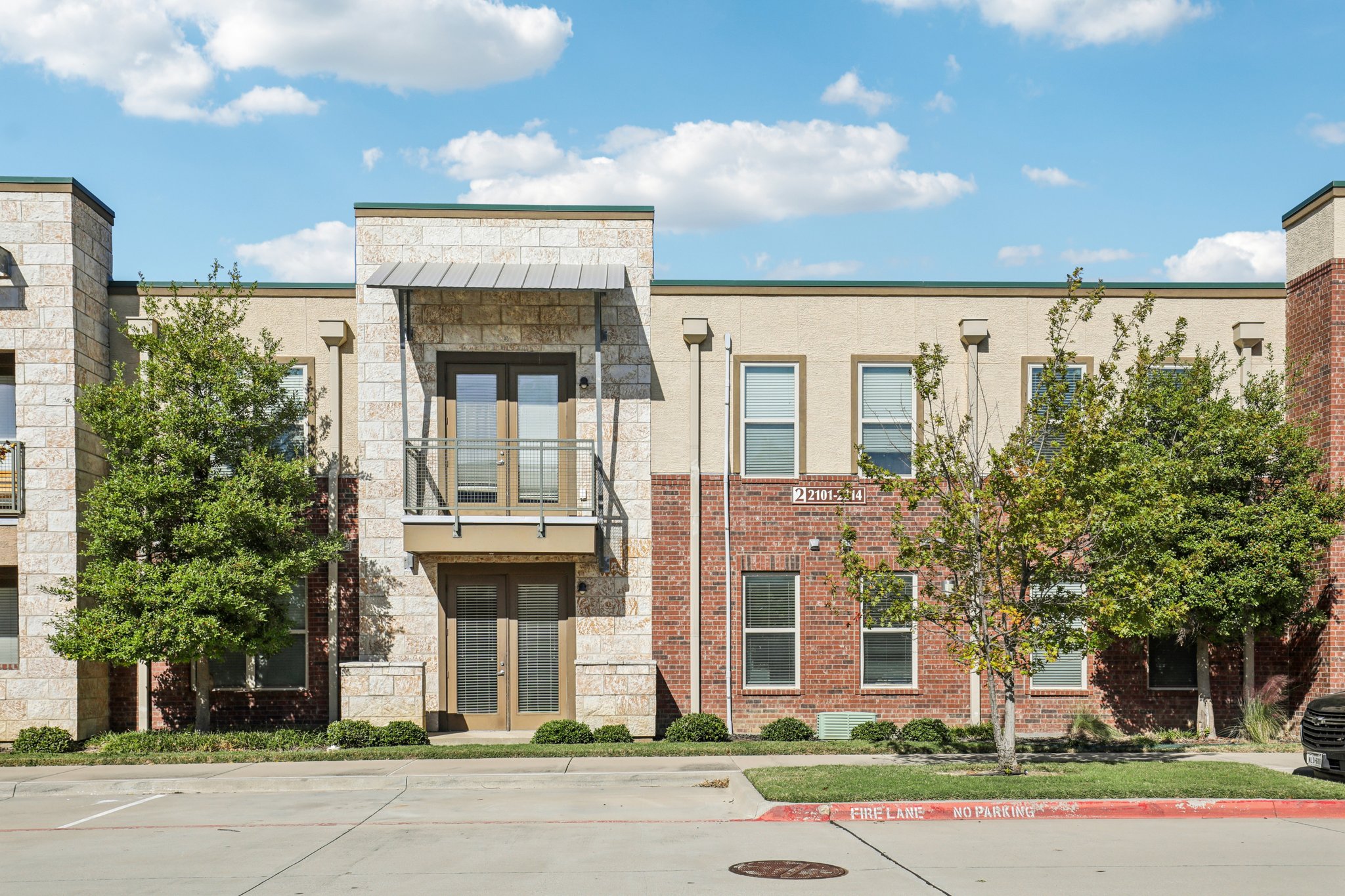 Apartment Building Exterior at Oxford at The Boulevard