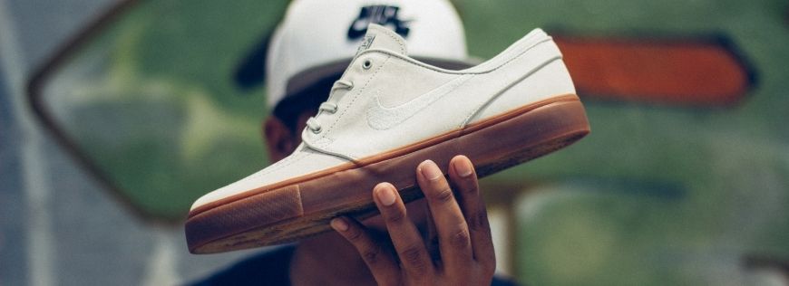 Have White Sneakers? You Will Value These Handy Cleaning Tips, Then! Cover Photo