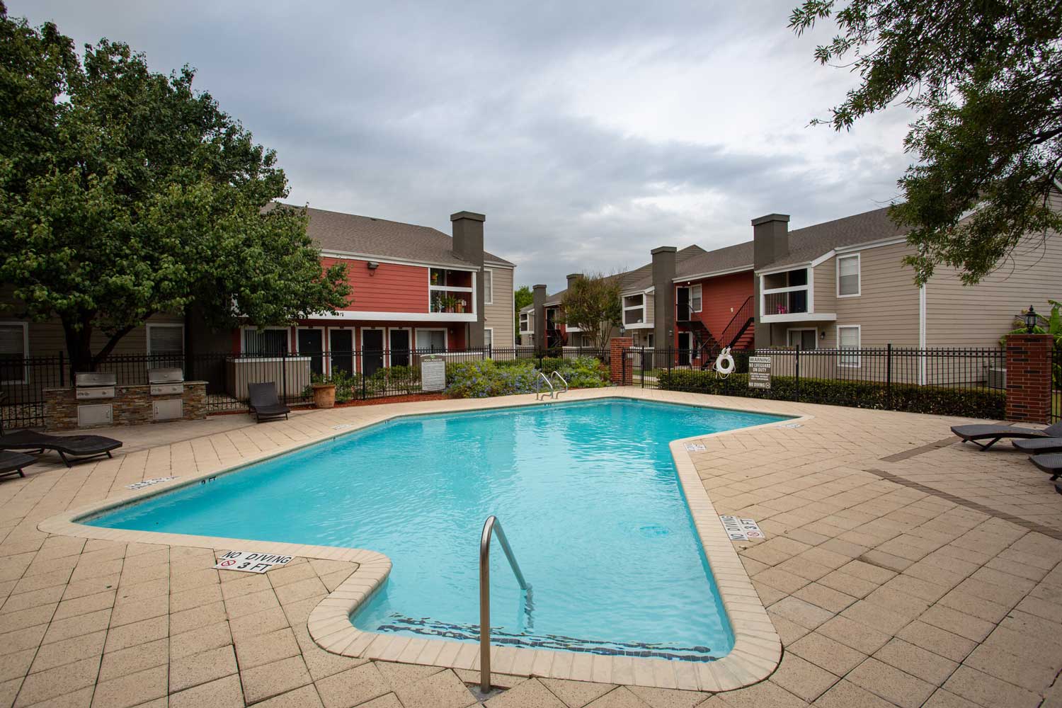 Sparkling Swimming Pool at Parc 410 Apartments in San Antonio, Texas 