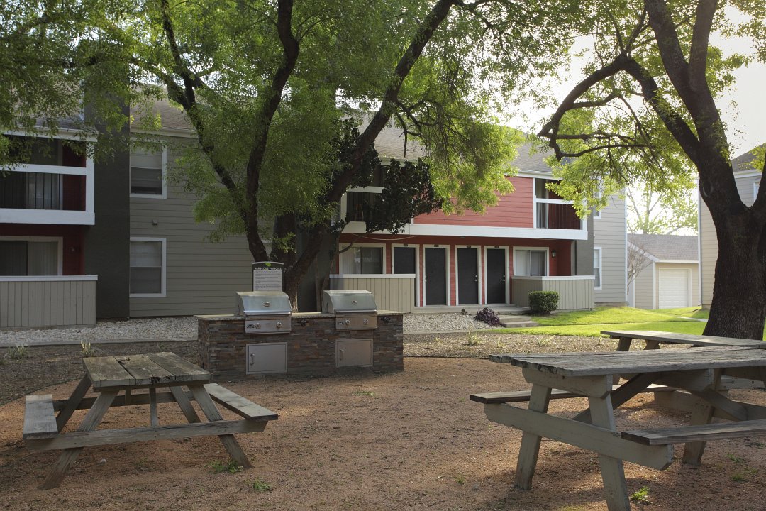 BBQ and Picnic Area at Parc 410 Apartments in San Antonio, Texas 