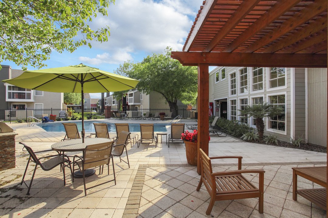 Poolside Seating Area at Parc 410 Apartments in San Antonio, Texas 