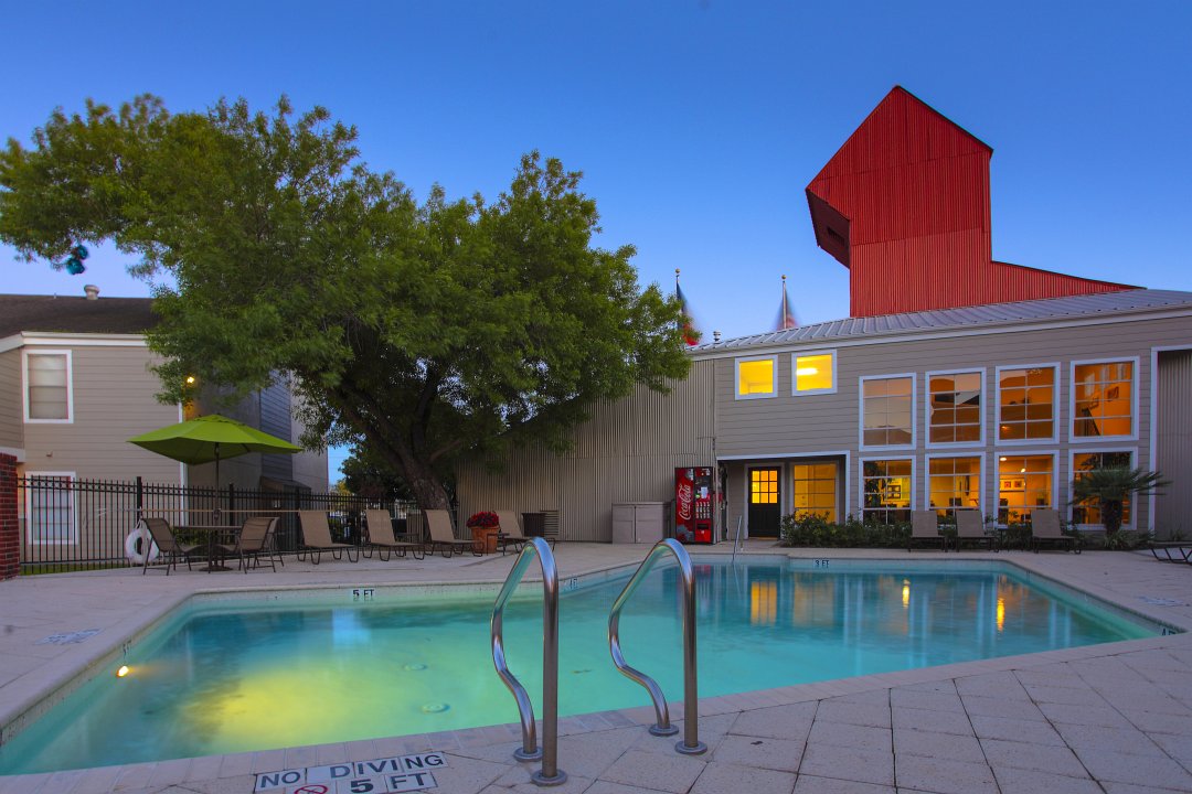 Poolside Lounge Area at Parc 410 Apartments in San Antonio, Texas 