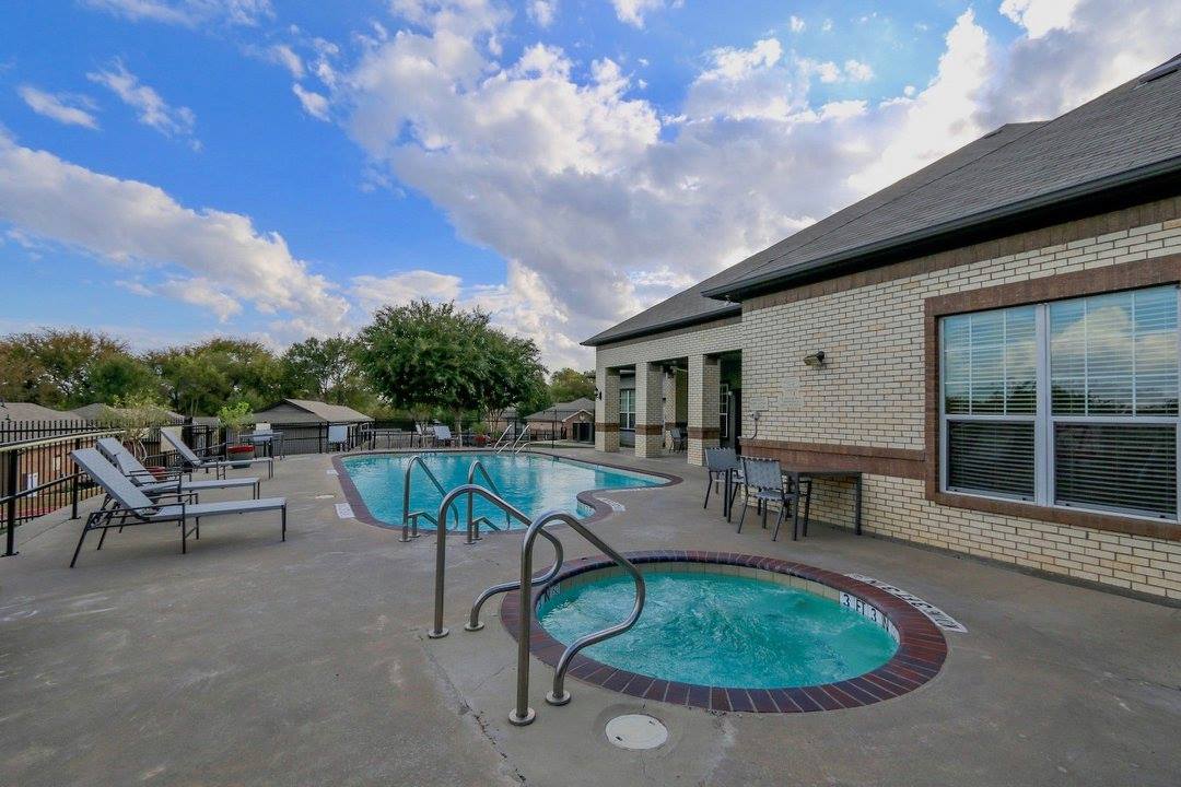Swimming Pool and Spa with Spacious Sundeck at Park Manor Senior Apartments