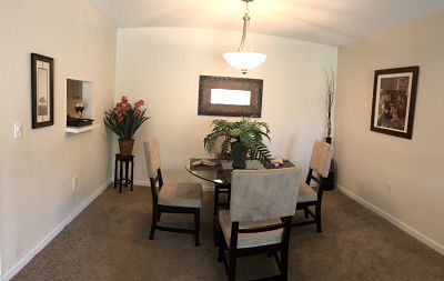 Dining Area at the Park Pointe Apartments in Tampa Bay, Florida